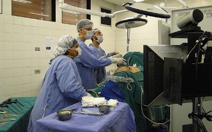 lekarze podczas operacji