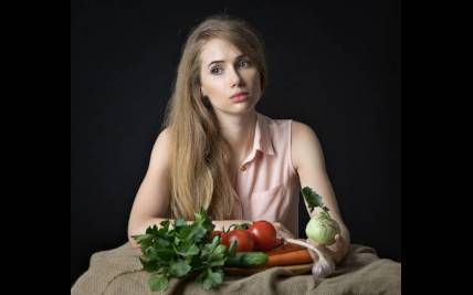 kobieta przy stole z warzywami