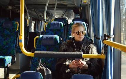 podróżująca w autobusie